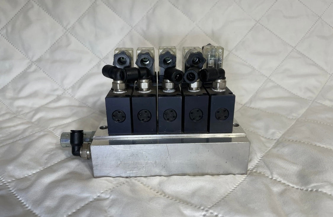 Parker XM30NB553A 3-Way Inline Valve 1/8" NPT .15cv 120VAC 50/60Hz 5 Valves