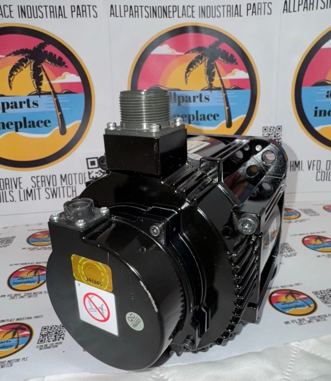 Keyence SV-M500AS Servo Motor Straight Axis1. 3 kW 200V 10.7A F 8.34N•m 1500 MTS